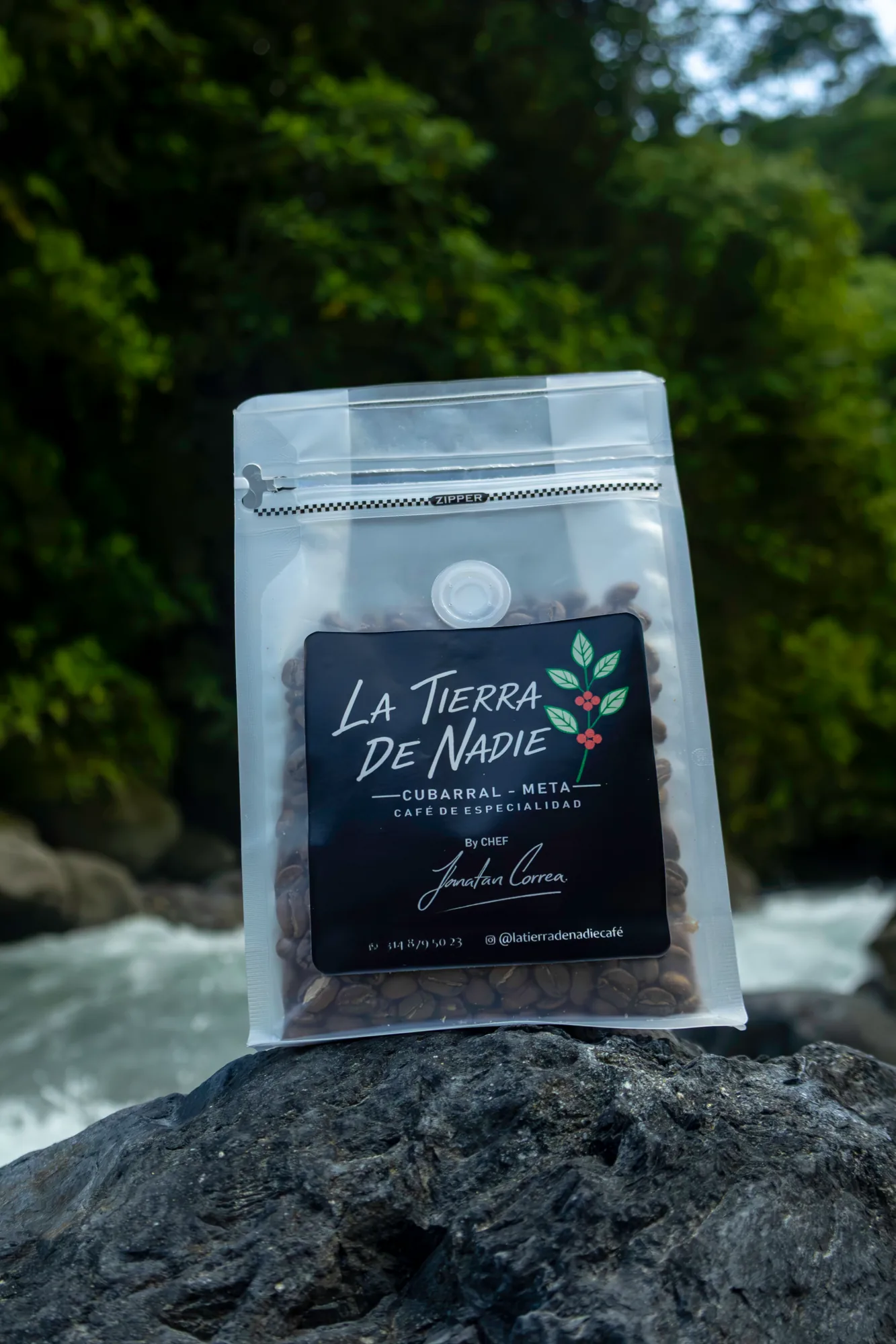 Café en grano La Tierra de Nadie en bolsa transparente junto al río