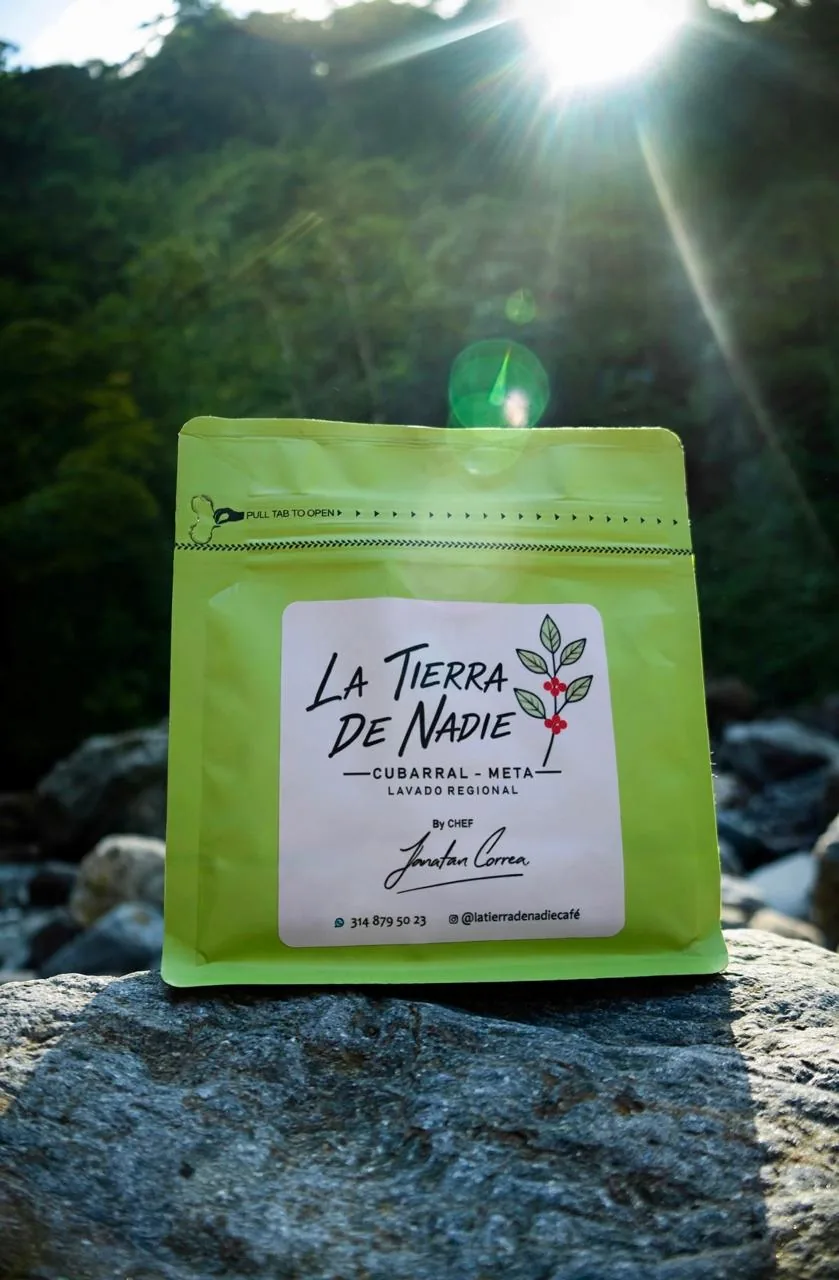 Bolsa verde de café La Tierra de Nadie sobre una roca bajo la luz del sol