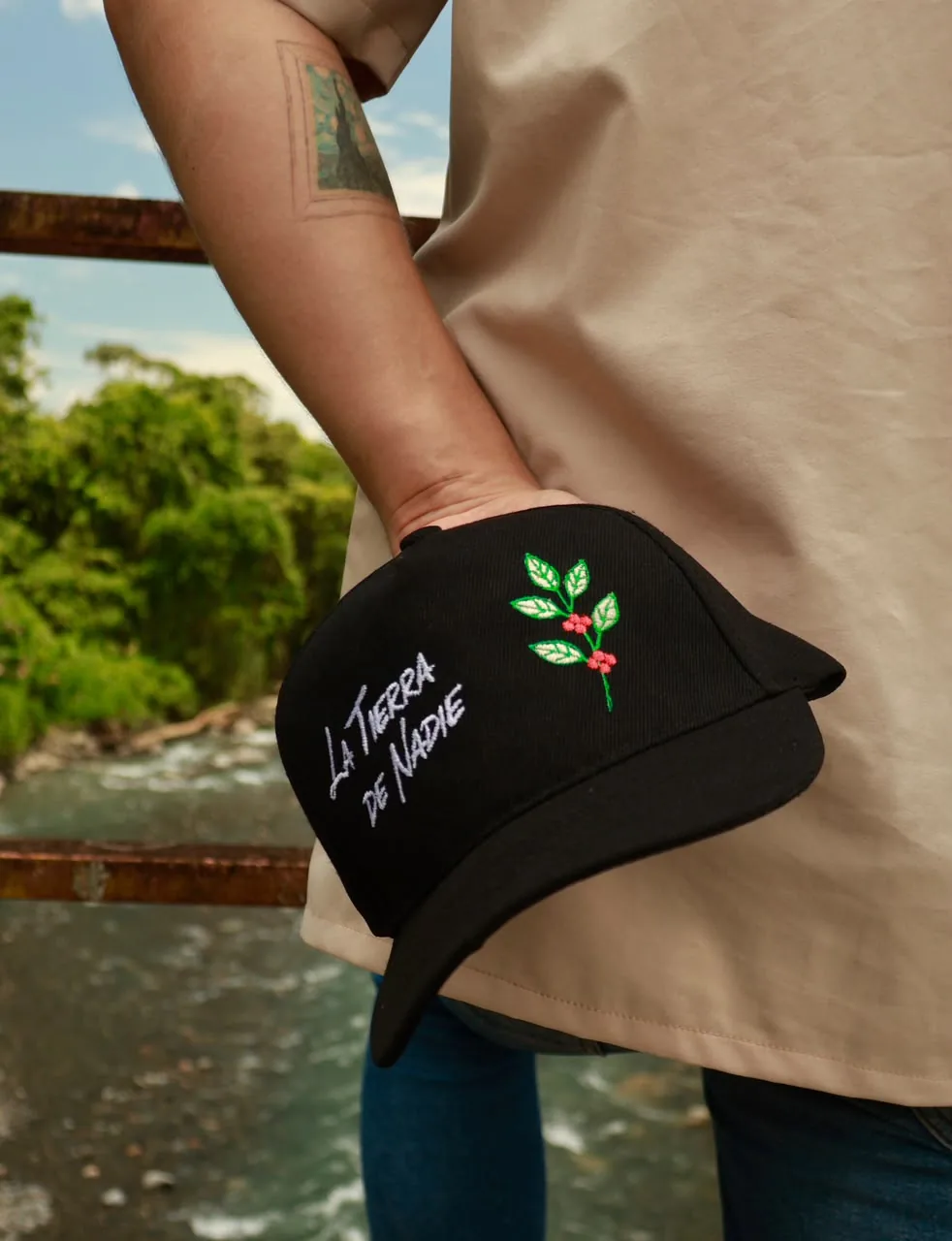 Modelo usando la gorra La Tierra de Nadie