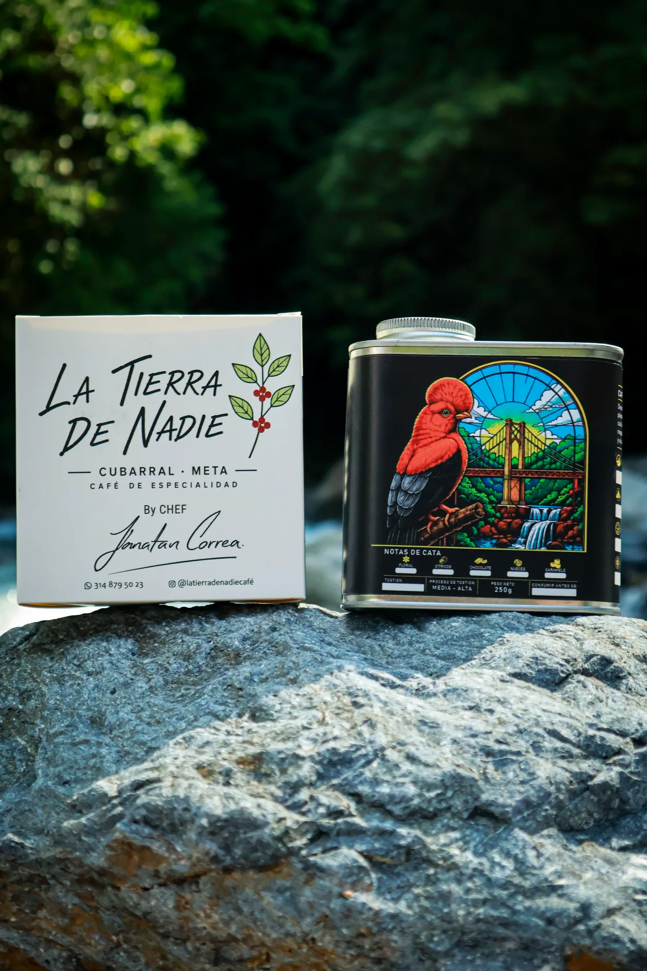 Lata de café La Tierra de Nadie con su caja de regalo sobre una roca junto al río