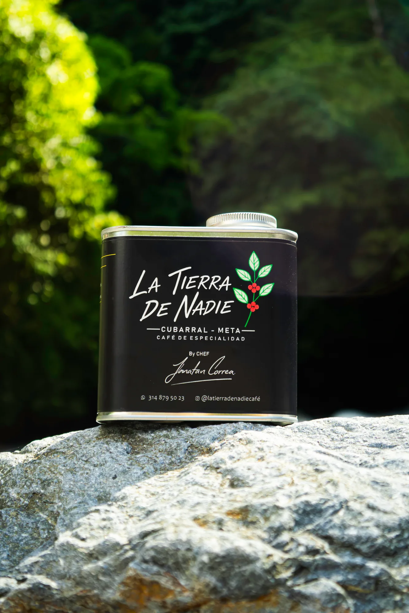 Presentación de café La Tierra de Nadie en lata negra sobre una roca junto al río