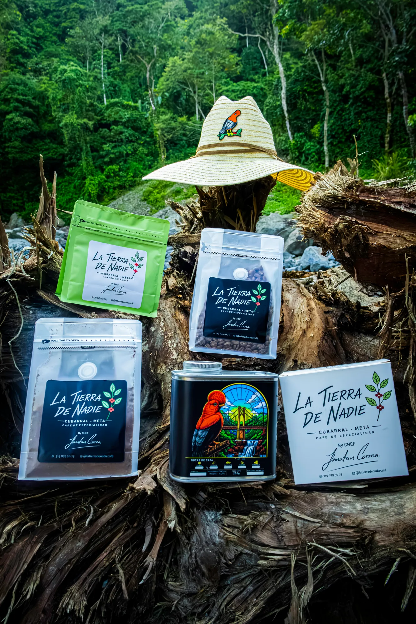 Presentaciones de café La Tierra de Nadie junto a un sombrero en el bosque